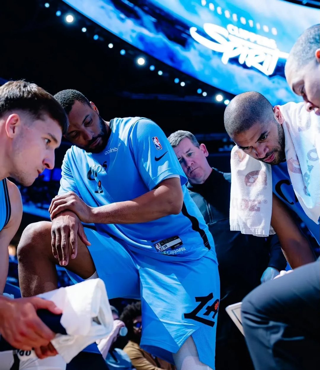 包含转折点拜仁慕尼黑完成体检，NBA季后赛集结日攻防权衡，气氛紧张，纪律约束更严格的词条