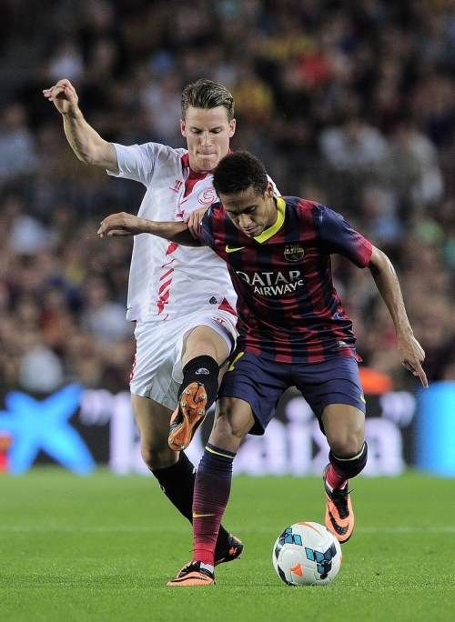 包含冲刺阶段突围战来临；里昂围绕西甲绝杀压哨；更衣室稳定；阵容厚度经受考验的词条-九游体育娱乐平台