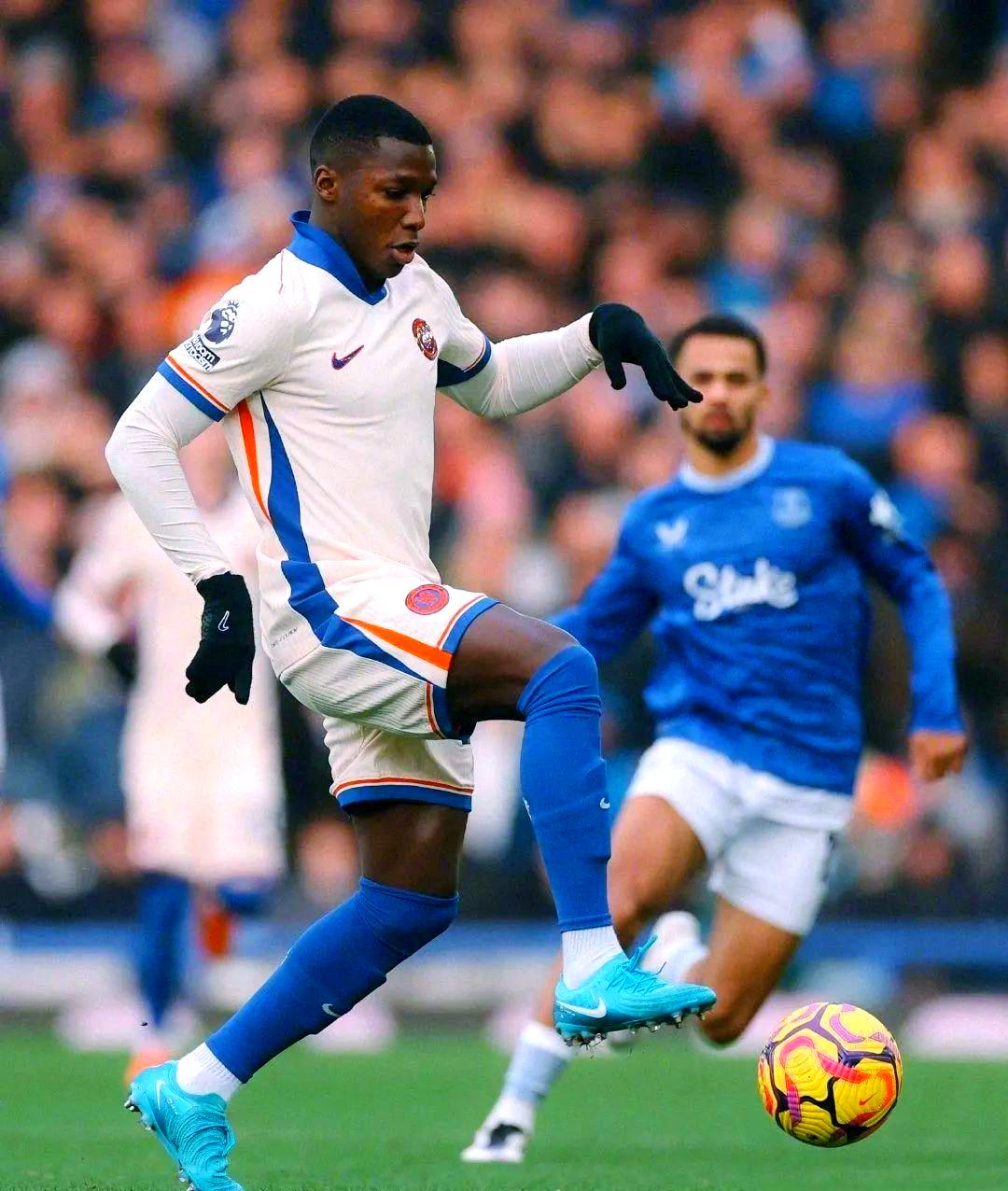 英格兰女球迷当中掀衣服的视频